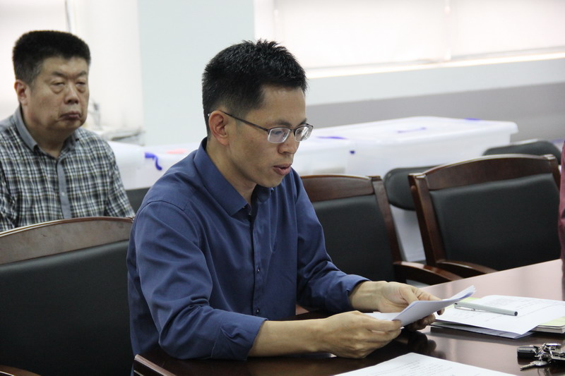 兰经理对公司产品大讨论方案作介绍.JPG 兰经理对公司产品大讨论方案作介绍.JPG